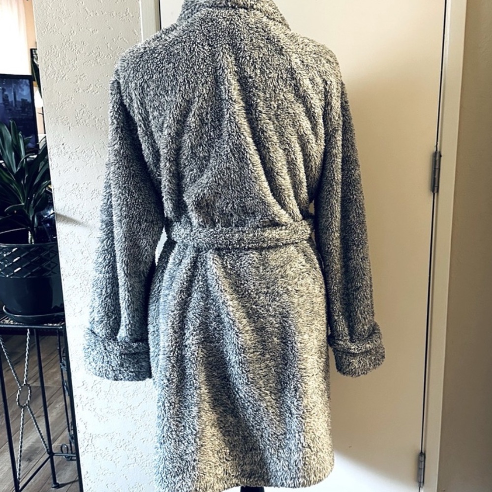 Amari Shearling Super Soft and Comfy Short Robe - Picture 3 of 7